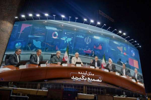 جدارية في وسط طهران تدعو مسؤولي الحكومة إلى اتخاذ قرارات "على غرار بنك آينده"