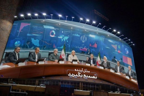 جدارية في وسط طهران تدعو مسؤولي الحكومة إلى اتخاذ قرارات "على غرار بنك آينده"