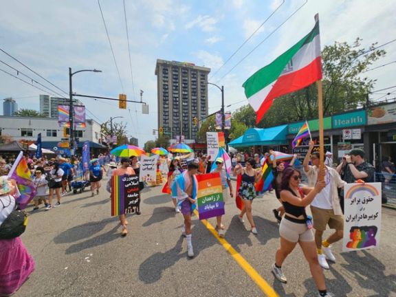 کوییرهای ایرانی و متحدان آنها با شعار «زن،زندگی، آزادی» در رژه افتخار ونکوور شرکت کردند