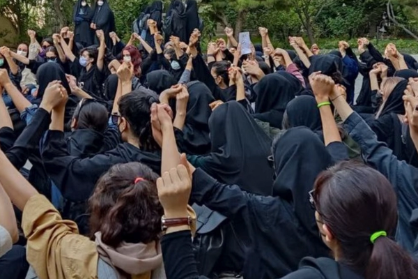 12 نقابة فنية إيرانية تطالب النظام بالتوقف عن "قمع الطلاب وفصل أساتذة الجامعات"