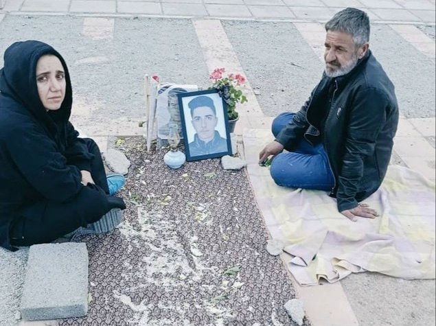 والدین محمدمهدی خان‌محمدی بر مزار او