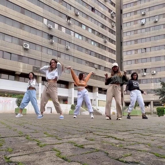 تلاش نیروهای جمهوری اسلامی برای شناسایی دختران رقصنده در شهرک اکباتان