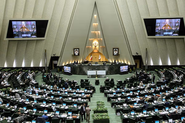 بعد تصريحه حول "رشوة النواب".. رئيس البرلمان الإيراني يهدد بمقاضاة عضو "مصلحة النظام"