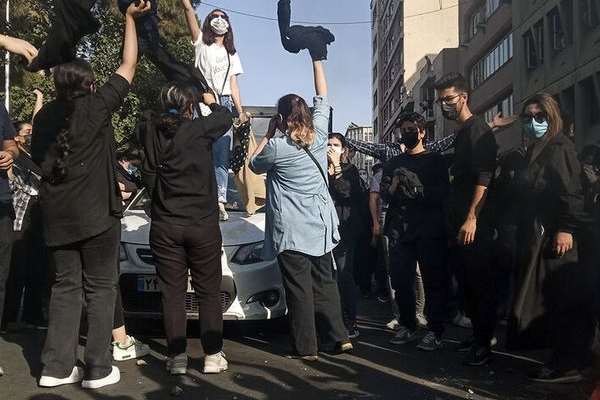 استمرار الانتفاضة في مناطق متفرقة من إيران بالتزامن مع احتفالات ذكرى "ثورة 1979".