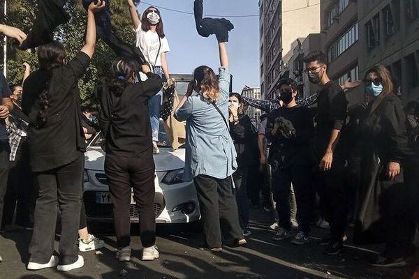 استمرار الانتفاضة في مناطق متفرقة من إيران بالتزامن مع احتفالات ذكرى "ثورة 1979".