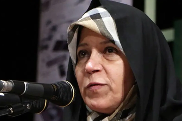 فائزة هاشمي مهاجمة الرئيس الإيراني وحكومته: "غير مؤهلين" لإدارة البلاد