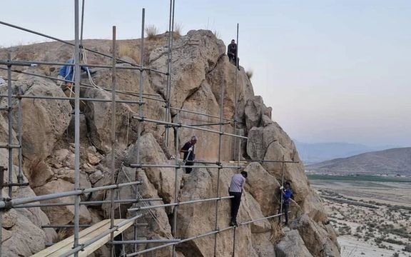 موقعیت این اثر باستانی در ارتفاع قرار دارد، استادکاران برای مرمت آن در این ارتفاع کار کردند.