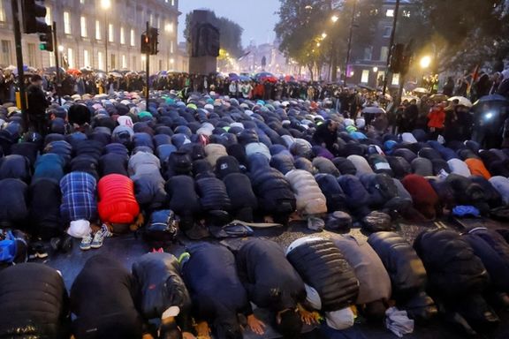 نماز جماعت مسلمانان حامی فلسطین در خیابان نزدیک به محل اقامت نخستوزیر بریتانیا
