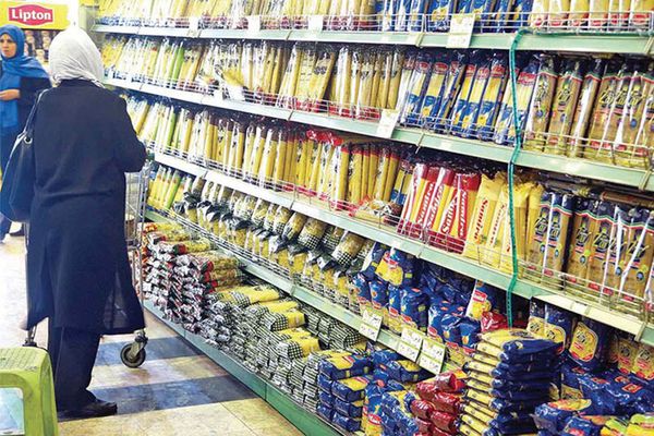 بعد الارتفاع الحاد في الأسعار.. "تقنين" شراء المعكرونة في السوق الإيرانية