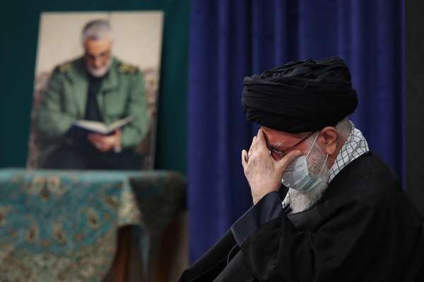 Iranian Economists Call For Deep Changes, Warn of Chaos