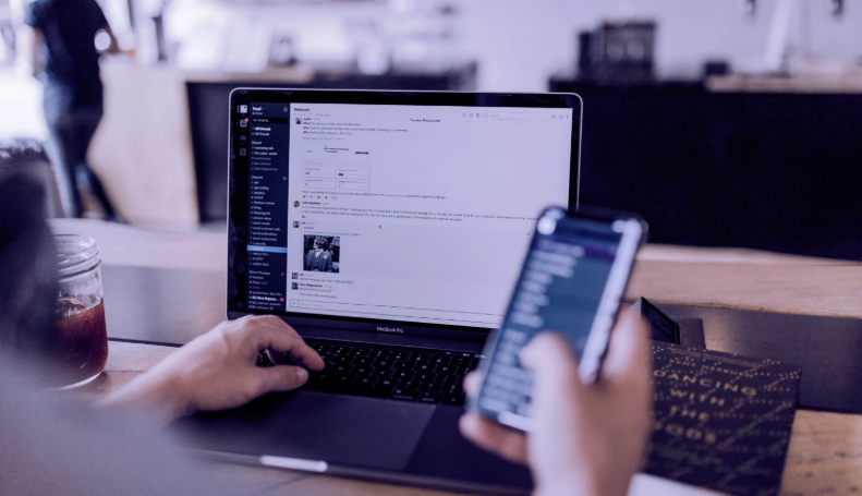 رواد الأعمال في إيران يحذرون من "عسكرة" قطاع التكنولوجيا وهجرة الشركات الناشئة