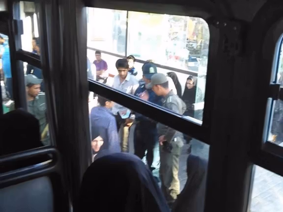 پلیس در ایران تلفن همراه افغانها را به ظن «همکاری با اسرائيل» ضبط و بازرسی میکند