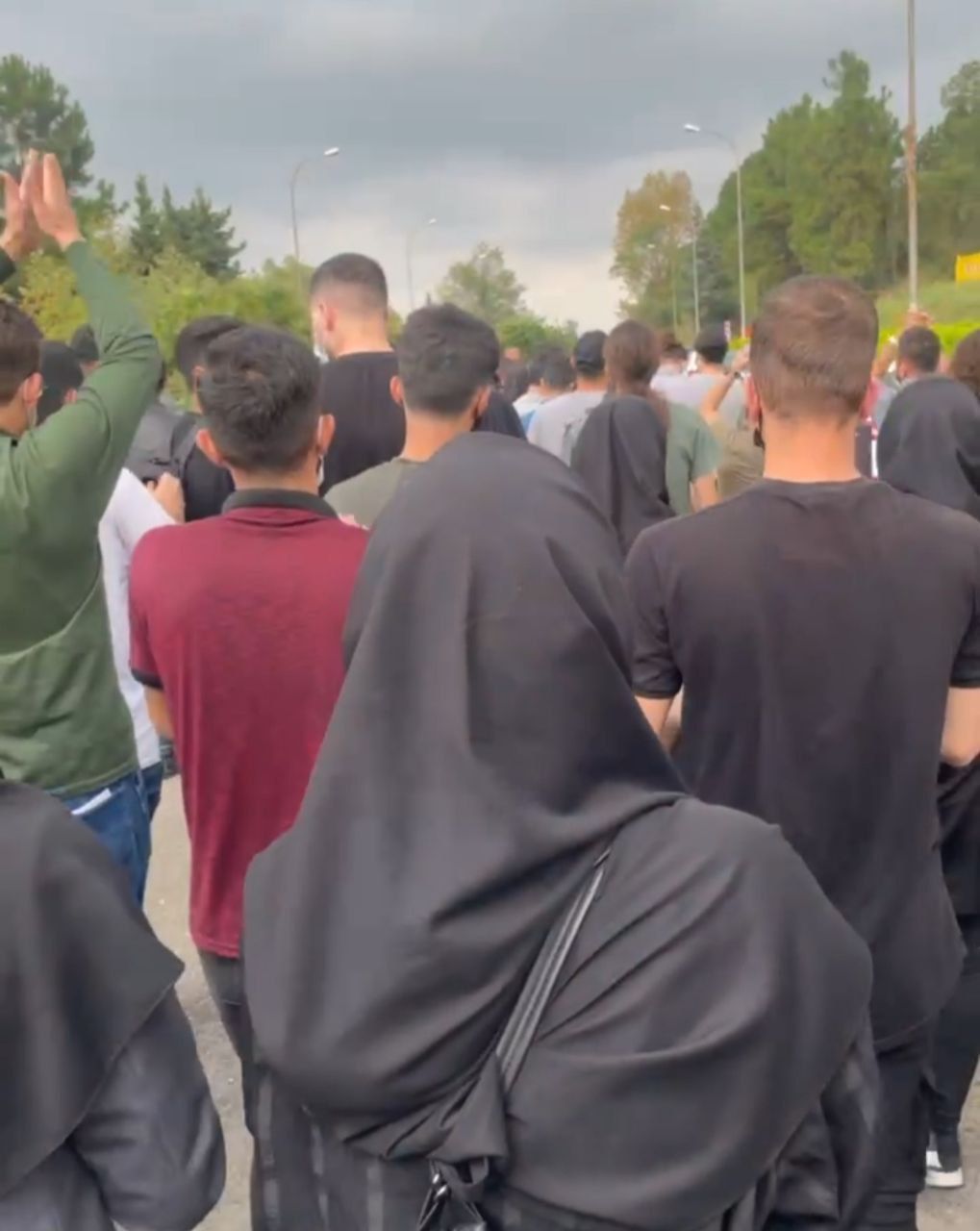 انتفاضة إيران: الاحتجاجات تتواصل.. والمتظاهرون في الشوارع.. والنظام يقطع الإنترنت