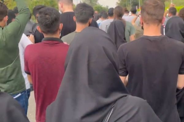 انتفاضة إيران: الاحتجاجات تتواصل.. والمتظاهرون في الشوارع.. والنظام يقطع الإنترنت
