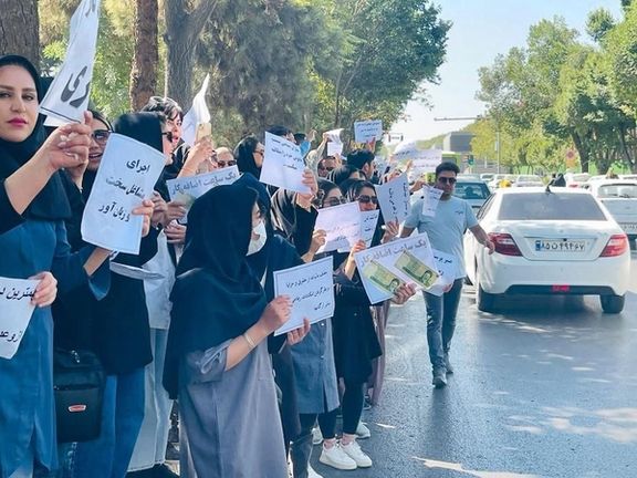 الغضب يتصاعد في أصفهان وقم وكاشان.. احتجاجات الممرضين تشتعل مجددًا في إيران