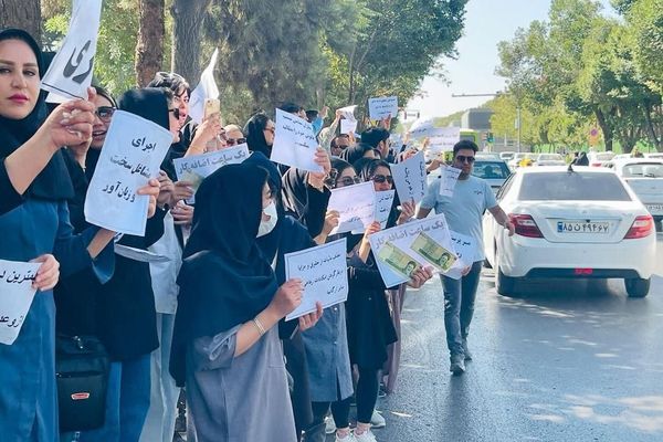 الغضب يتصاعد في أصفهان وقم وكاشان.. احتجاجات الممرضين تشتعل مجددًا في إيران