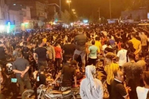 مطالبات بمواصلة الانتفاضة الشعبية.. ودعوات لإحياء الذكرى السنوية لمجزرة نوفمبر