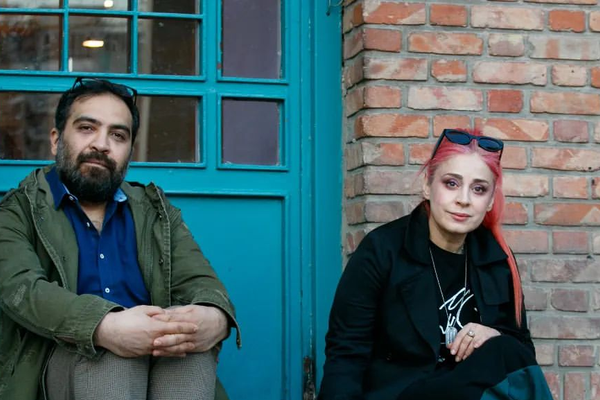 محكمة الثورة في إيران تقضي على مخرجيْن بالسجن والغرامة بدعوى "صنع محتوى مبتذل"