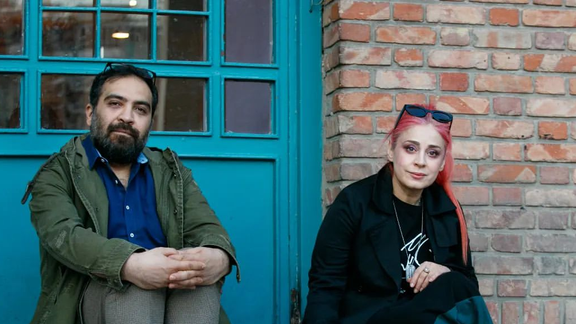 محكمة الثورة في إيران تقضي على مخرجيْن بالسجن والغرامة بدعوى "صنع محتوى مبتذل"