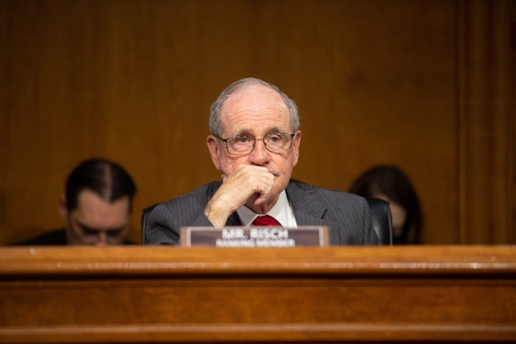 رییس کمیته روابط خارجی سنای آمریکا خواستار فعال شدن مکانیسم ماشه علیه تهران شد