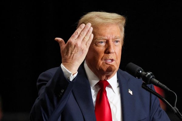 إثر تهديدات إيرانية.. حملة ترامب تطلب مركبات عسكرية لنقله