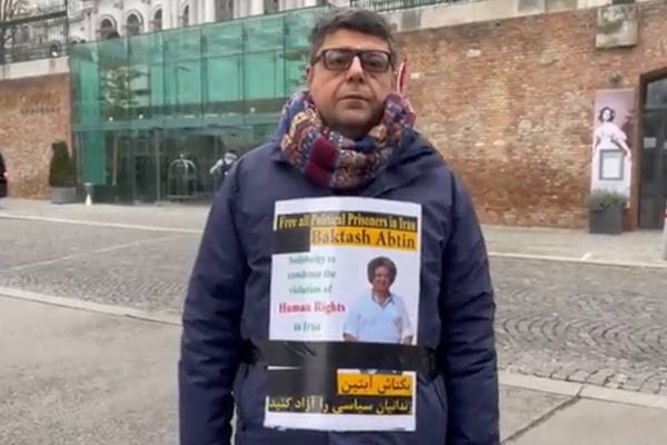 إيرانيون وأميركيون يضربون عن الطعام في فيينا احتجاجًا على أوضاع السجناء السياسيين في إيران