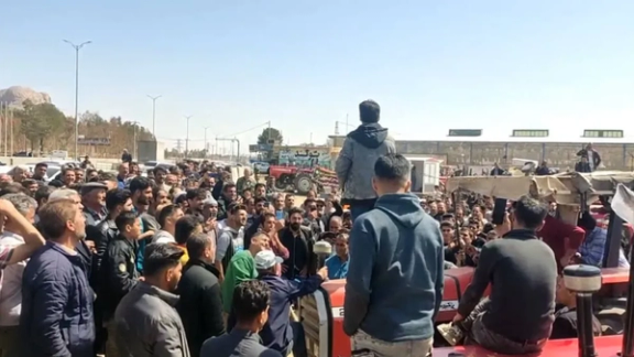 ماموران به تجمع معترضان به بحران بیآبی و خشکی زایندهرود در اصفهان حمله کردند