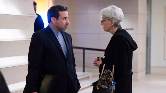 Abbas Araghchi speaking to former US Deputy Secretary of State Wendy Sherman during nuclear talks