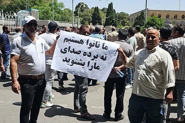 "لسنا عبيدًا".. عمال الأفران في إيران يطالبون بـ"إعادة النظر في تسعيرة الخبز"