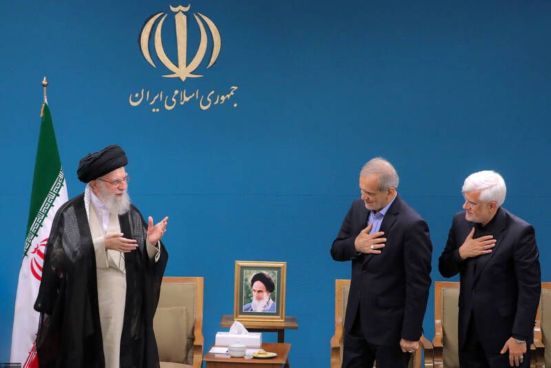 مسؤول إعلامي إيراني: خامنئي أصدر توجيهات للحكومة بشأن "الحجاب الإجباري"