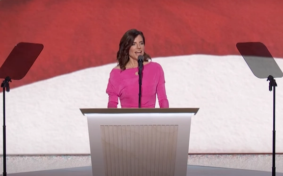 میس، قانونگذار جمهوریخواه: جمهوری اسلامی مردم خود، به ویژه زنان را سرکوب میکند