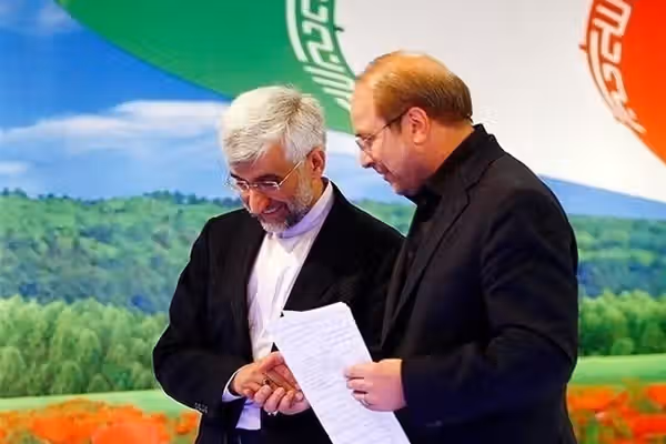 آسوشیتدپرس: دو جناح جمهوری اسلامی برای تعیین سرنوشت جنگ و آینده قدرت رقابت میکنند
