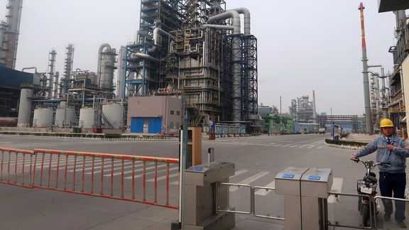 China's teapots pause Iran oil orders after US sanctions refinery