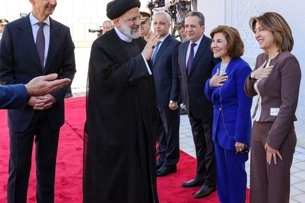 ردود فعل واسعة على لقاء رئيسي مع سوريات غير محجبات.. وتناقض سلوكه بين الداخل والخارج
