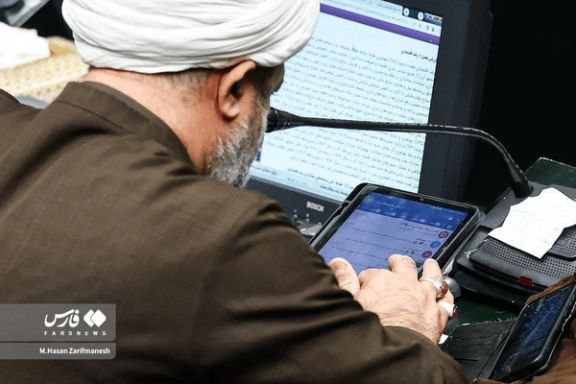 تصویر خبرگزاری فارس از مجلس؛ حمید رسایی «کانال همسریابی ایدهآل» را دنبال میکند