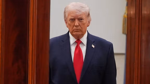 ایندیپندنت: ترامپ درباره واکنش به احتمال آسیب به خلبان مفقود شده در ایران سکوت کرد