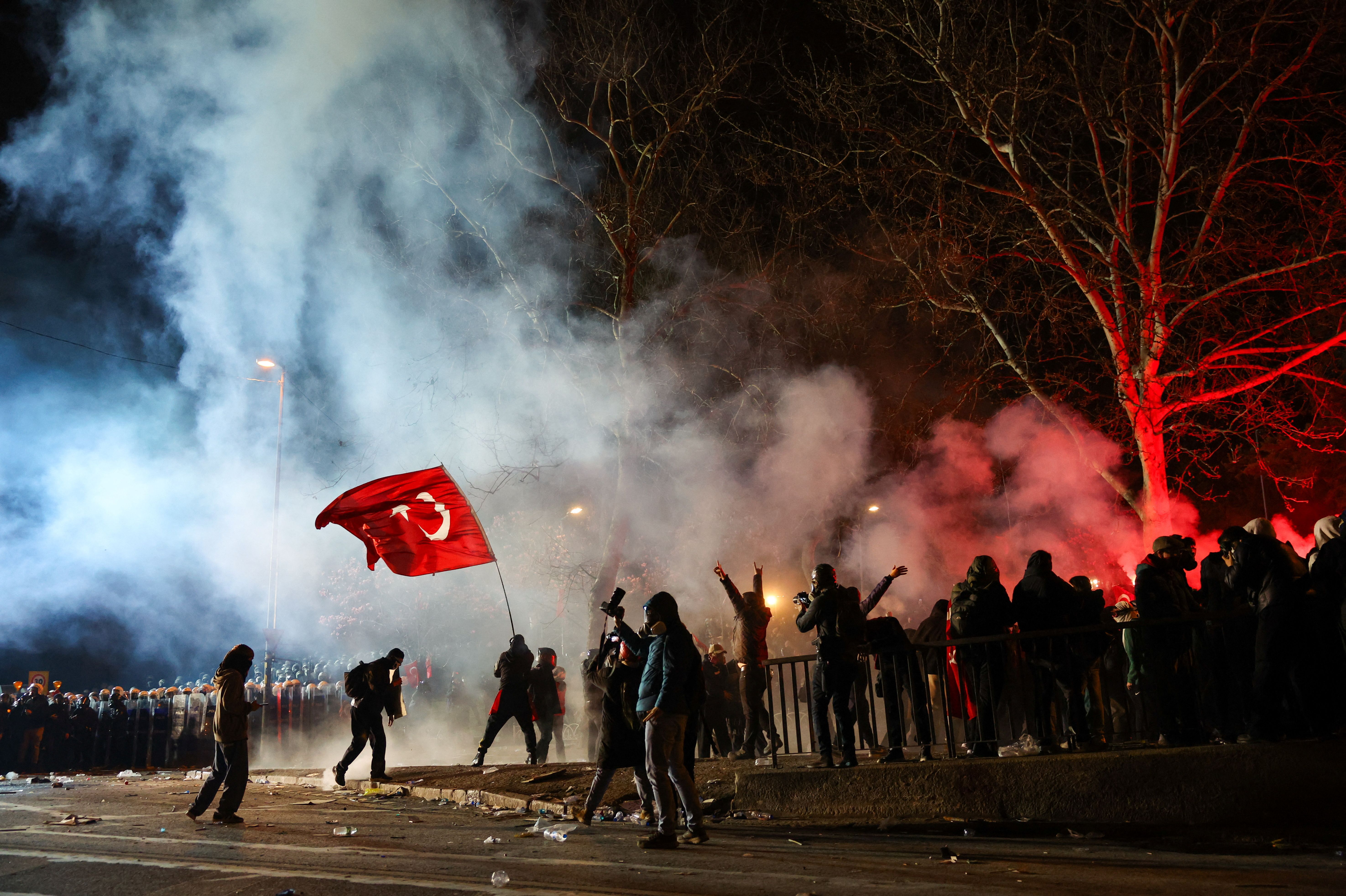 تظاهرات مردمی در استانبول در اعتراض به بازداشت اکرم امام‌اوغلو، شهردار این شهر، چهارم فروردین