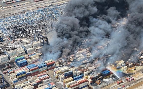 باوجود وعدههای مقامات؛ آتشسوزی در بندر رجایی هنوز مهار نشده است