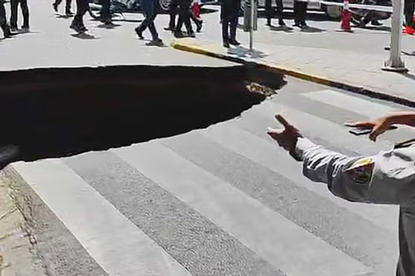 مسؤول بوزارة الطرق الإيرانية: إخلاء بلدة سكنية و40 مدرسة في أصفهان بسبب هبوط أرضي