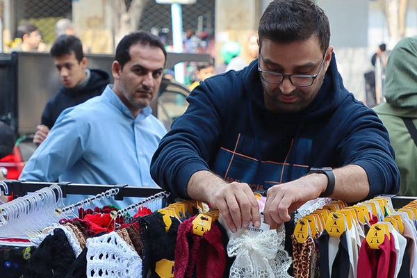 الإيرانيون يئنون تحت وطأة الضغوط الاقتصادية.. والنظام يضاعف الميزانية العسكرية 200 %