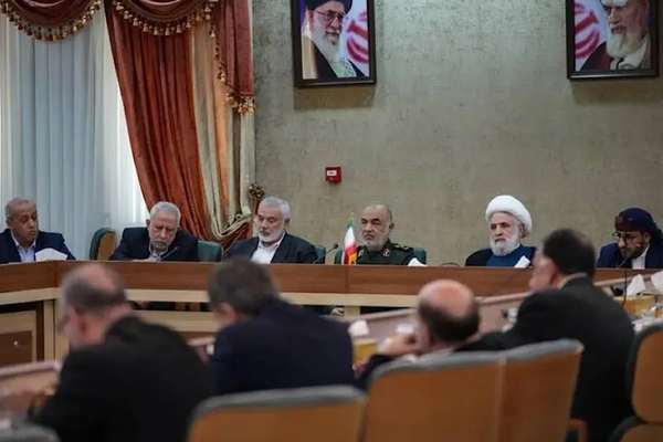 على هامش جنازة رئيسي.. قادة الحرس الثوري الإيراني يجتمعون بقادة الفصائل المدعومة من طهران