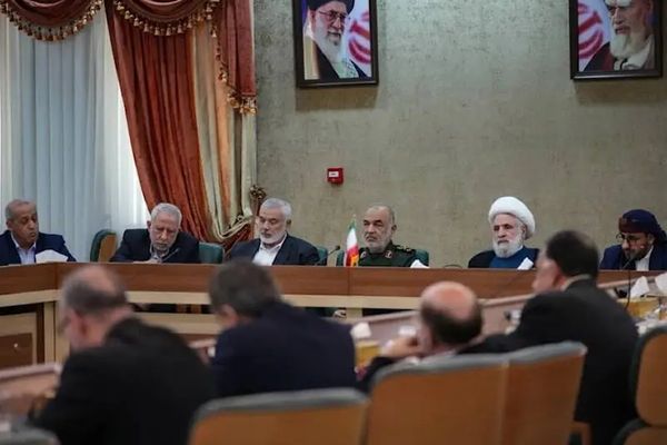 على هامش جنازة رئيسي.. قادة الحرس الثوري الإيراني يجتمعون بقادة الفصائل المدعومة من طهران