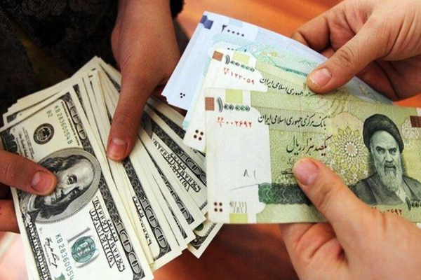 بعد سقوط العملة الإيرانية بشكل غير مسبوق.. الشرطة تعلن اعتقال العشرات من "سماسرة السوق"