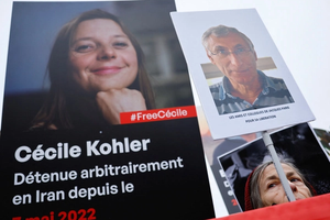 فرانسه بهصورت رسمی از حکومت ایران بهدلیل بازداشت شهروندانش به دیوان لاهه شکایت میکند