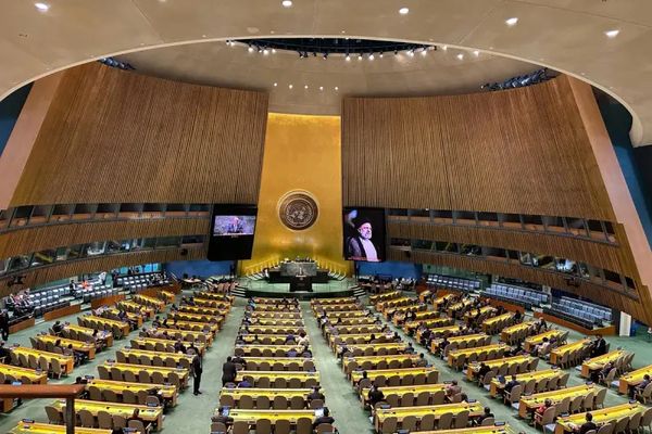 بعد رفض وفود عدة دول المشاركة.. قاعة الأمم المتحدة فارغة خلال حفل تأبين الرئيس الإيراني