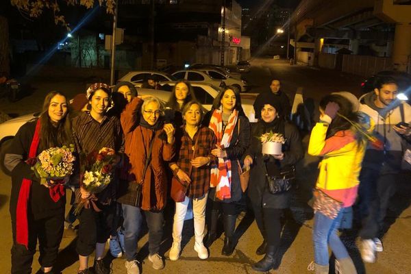 إيرانيات يهتفن بشعار الثورة عقب الإفراج عنهن.. ويؤكدن: "مطلبنا الرئيسي تغيير النظام"
