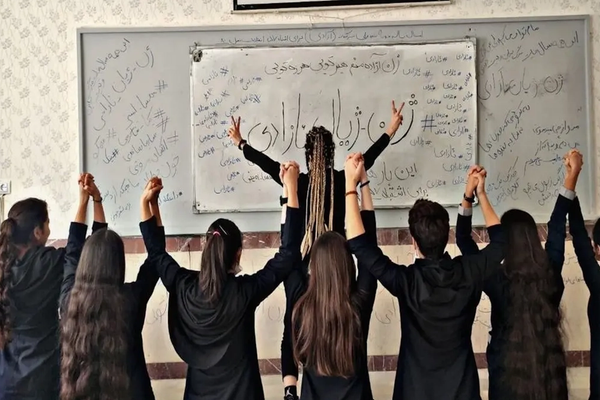 منظمة العفو الدولية: إيران تكثف قمعها ضد المرأة وحرية التعبير والتجمعات السلمية