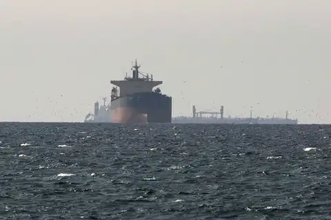 یک نفتکش در سواحل عمان هدف قرار گرفت و از کار افتاد
