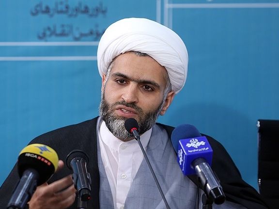 مسئول دفتر نشر آثار خامنهای در قم: حجاب ضروری است، اصلا نمیشود کوتاه آمد