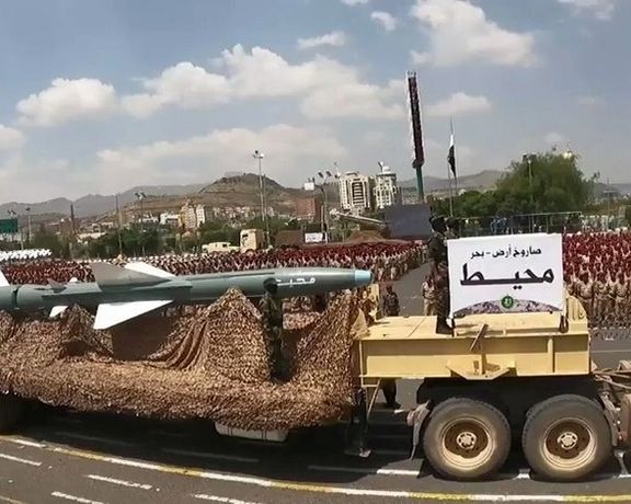 تصویری که تسنیم از رژه حوثیها و نمایش موشک محیط منتشر کرد